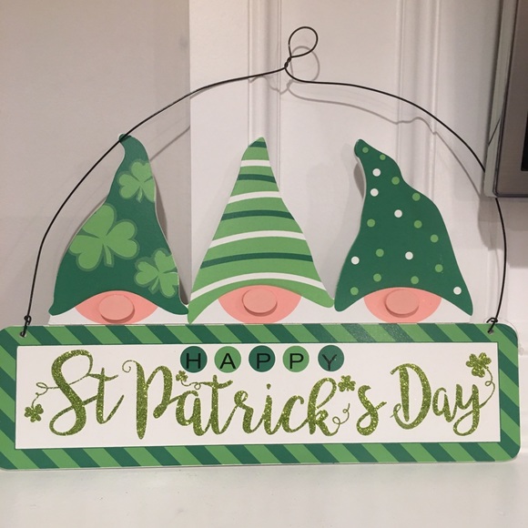 Super cute St Patrick’s Day Gnome sign! ☘️❤️💚 - Picture 2 of 3